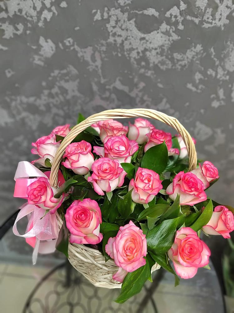 Цветочная композиция из Розы в корзине в Целинном Алтайского края