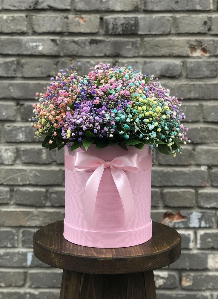 Цветочная композиция из Гипсофила и Розы в шляпной коробке в Целинном Алтайского края
