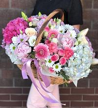 Композиция солнечный день в Целинном Алтайского края Цветочная композиция из Розы, Хризантемы, Пионы и Лизиантусы в корзине в Целинном Алтайского края