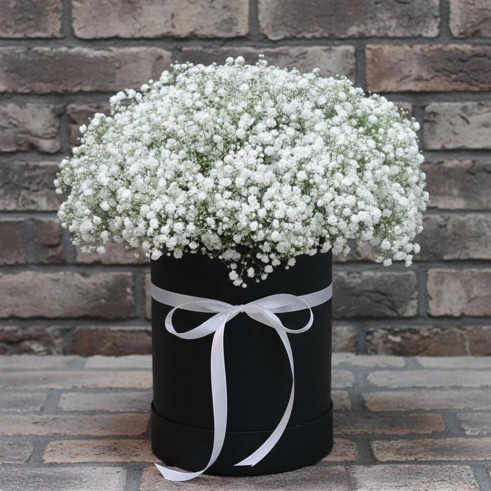 Цветочная композиция из Гипсофила в шляпной коробке в Целинном Алтайского края