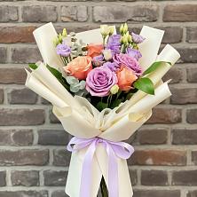 Букет цветов из:  Лизиантусы и Розы в Целинном Алтайского края