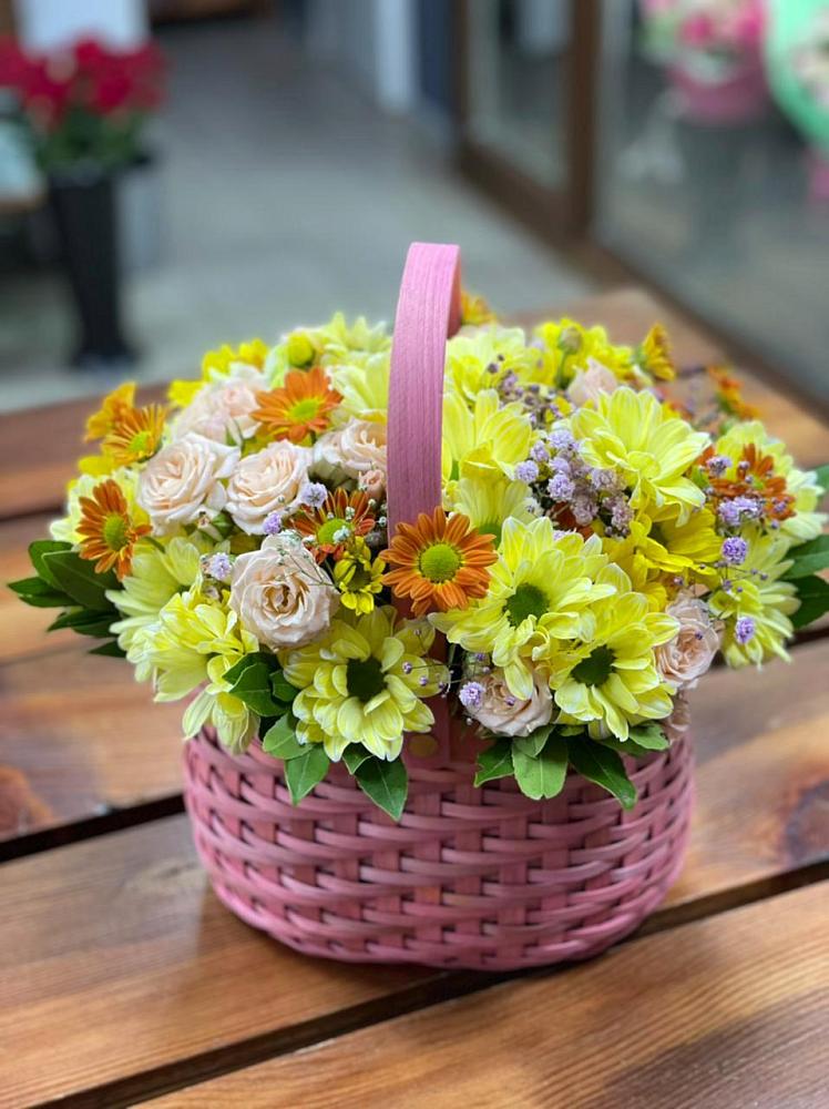 Цветочная композиция из Хризантемы и Розы в корзине в Целинном Алтайского края