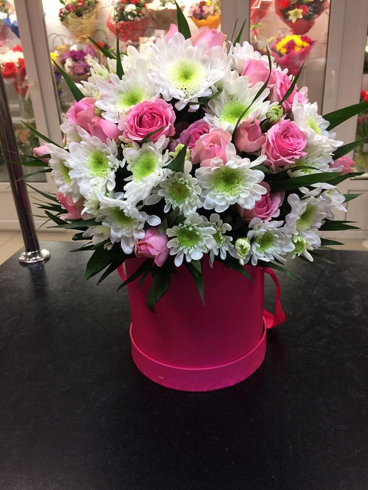 Цветочная композиция из Розы и Хризантемы в шляпной коробке в Целинном Алтайского края