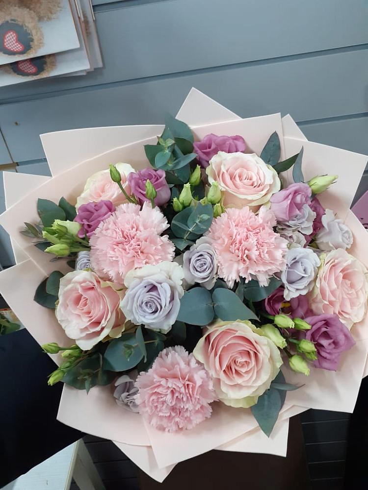 Букет цветов из: Розы, Гвоздики и Лизиантусы в Целинном Алтайского края