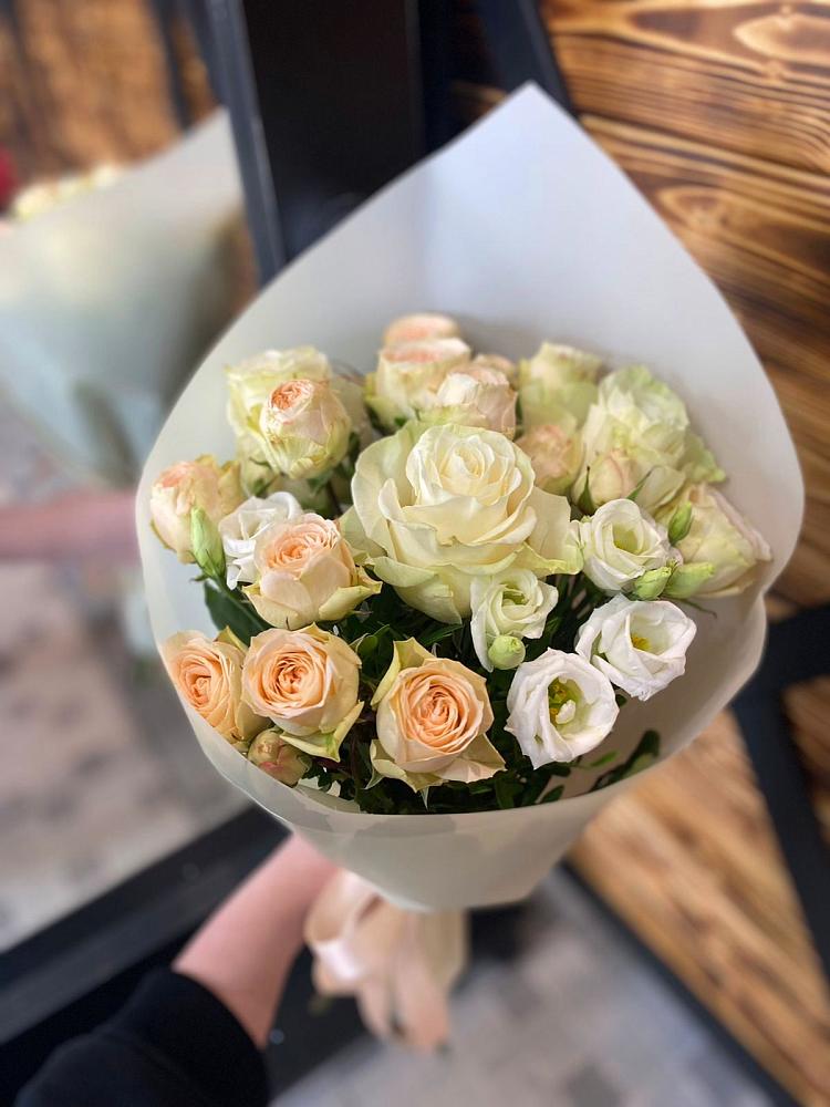 Букет цветов из: Розы и Лизиантусы в Целинном Алтайского края