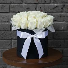 Цветочная композиция из Розы в шляпной коробке в Целинном Алтайского края